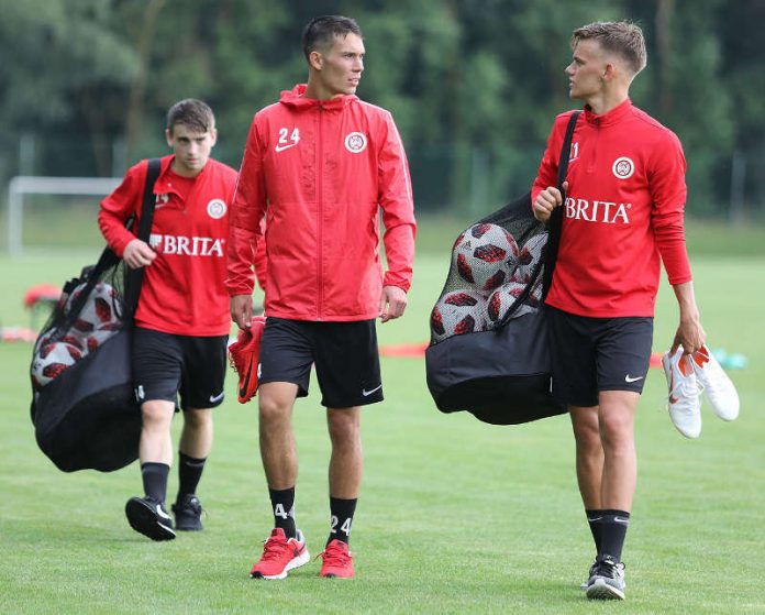 Zurückgekämpft und wieder voll dabei: Jeremias Lorch (m.) mit seinem Zimmerpartner Nicklas Shipnoski (r.) und U19-Spieler Giona Leibold. (Foto: svww.de)