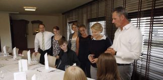 Am perfekt gedeckten Tisch im Hotel Vorfelder (v.l.n.r.): Andreas Stern, stellvertretender Geschäftsführer, Sandra Högerich und Susanne Nisius, städtische Wirtschaftsförderung, Carolin Vorfelder-Ewen, Assistenz der Geschäftsführung, Bürgermeisterin Christiane Staab, und Geschäftsführer Oliver Vorfelder sowie interessierte Jugendliche (Fotos: Pfeifer)