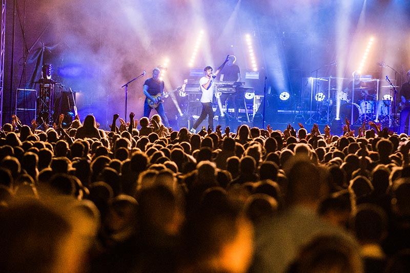 Max Giesinger war Star des Abends (Foto: Helmut Dell)