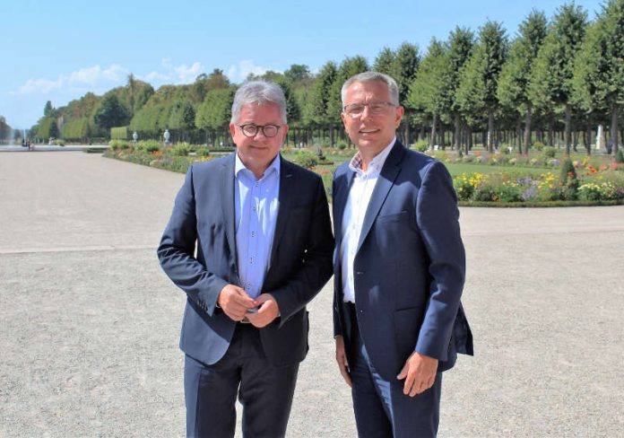 Tourismusminister Guido Wolf (links), Landrat Stefan Dallinger vor dem Schlossgarten des Schlosses Schwetzingen. (Foto: Ministerium für Justiz und Europa Baden-Württemberg)
