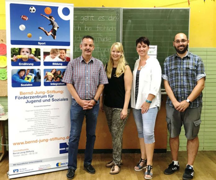 v.l.: Harald Stark (Geschäftsführer Bernd-Jung-Stiftung), Anna Urnauer, Tina Linder (beide Förderlehrerinnen an der Rheinschule) und Rektor Andreas Mock freuen sich über eine nachhaltige Zusammenarbeit. (Foto: Bernd-Jung-Stiftung) v.l.: Harald Stark (Geschäftsführer Bernd-Jung-Stiftung), Anna Urnauer, Tina Linder (beide Förderlehrerinnen an der Rheinschule) und Rektor Andreas Mock freuen sich über eine nachhaltige Zusammenarbeit. (Foto: Bernd-Jung-Stiftung)