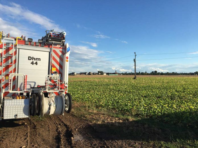 Der Holzmast einer 20 kV Überlandleitung (Foto: Feuerwehr Dossenheim/Stefan Wieder)