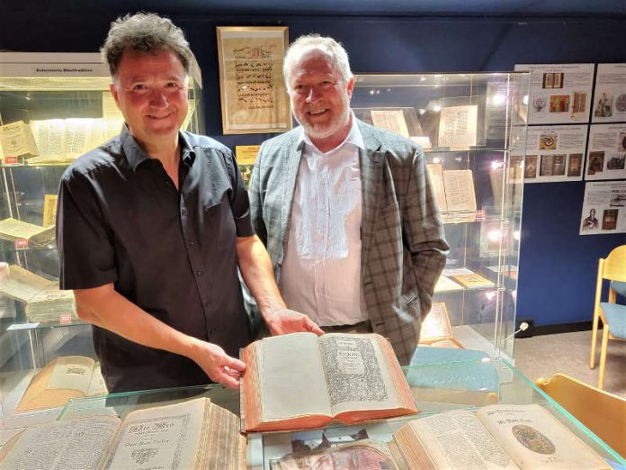 Übergabe der Neustadter Bibel 1587/88 an Museumsleiter Michael Landgraf am 23. August 2018 durch Dr. David Trobisch vom Museum of the Bible in Washington D.C. (Foto: Michael Landgraf)