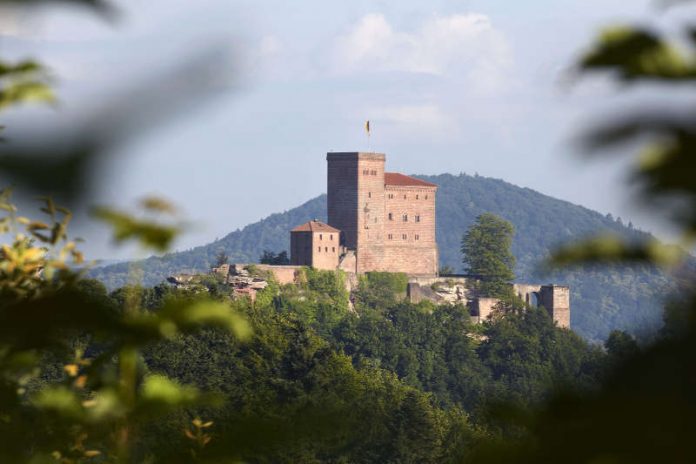 Burg Trifels (Foto: GDKE Rheinland-Pfalz / Pfeuffer) Burg Trifels (Foto: GDKE Rheinland-Pfalz / Pfeuffer)