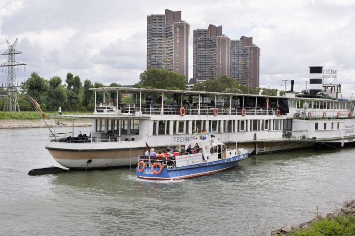 Museumsschiff und Polizeiboot (Foto: TECHNOSEUM, Klaus Luginsland)