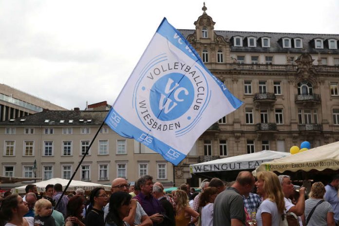 Der VCW zeigt Flagge auf der Rheingauer Weinwoche in Wiesbaden (Foto: Detlef Gottwald)