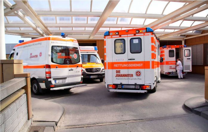 Eng getaktet fuhren binnen eineinhalb Stunden bei der Katastrophenschutzübung Rettungswagen am Kreiskrankenhaus vor, um vermeintliche Unfallopfer in die Ambulanz zu bringen. (Foto: Kreiskrankenhaus Bergstraße / Thomas J. Zelinger)