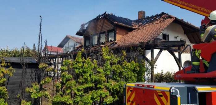 Der Brand griff von der Hecke auf die Pergola und von da aus auf das Dach über