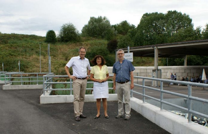 Alles neu: Landrat Dietmar Seefeldt, Theresia Riedmaier und der Werkleiter des Eigenbetriebs Wertstoffwirtschaft Hans Volkhardt (v.l.n.r.) begutachteten das umgebaute Wertstoffwirtschaftszentrum Süd. (Foto: Kreisverwaltung Südliche Weinstraße)