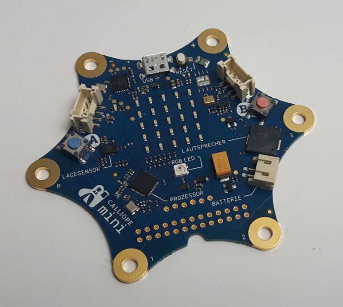 Kleines Board mit großer Wirkung: Nur sieben mal acht Zentimeter ist der Computerzwerg „Calliope mini“ groß, mit dessen Hilfe Grundschulkinder spielerisch in die Grundkenntnisse des Programmierens eingeführt werden. (Foto: Norbert Sternemann) Kleines Board mit großer Wirkung: Nur sieben mal acht Zentimeter ist der Computerzwerg „Calliope mini“ groß, mit dessen Hilfe Grundschulkinder spielerisch in die Grundkenntnisse des Programmierens eingeführt werden. (Foto: Norbert Sternemann)