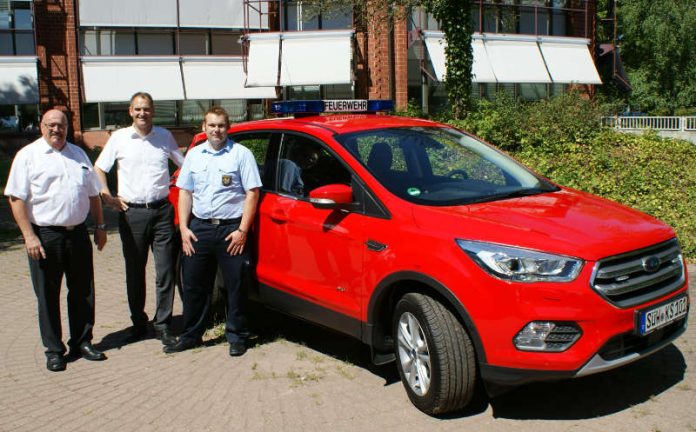 Landrat Dietmar Seefeldt (Mitte) und Kreisbeigeordneter Helmut Geißer (li.) übergeben den Kommandowagen an Kreisfeuerwehrinspekteur Jens Thiele (re.). (Foto: Kreisverwaltung Südliche Weinstraße)