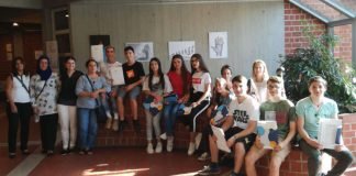 Die Leiterin der Kreisvolkshochschule Monika Kukyte (3.v.r) und Bildungskoordinatorin Leyla Akinci (3.v.l.) mit den erfolgreichen Schülerinnen und Schülern. (Foto: Kreisverwaltung Südliche Weinstraße)