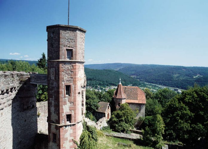 Blick von der Burgruine zum Treppenturm über das Kommandantenhaus ins Neckartar (Foto: Arnim Weischer/SSG-Pressebild)