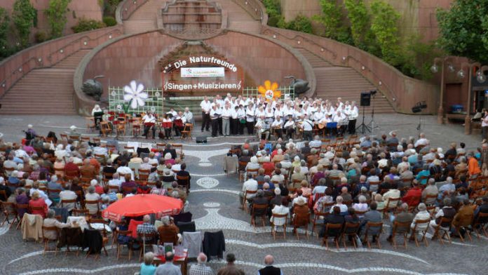 Serenadenabend: Naturfreunde musizieren auf dem Schloßplatz (Foto: Stadtverwaltung Pirmasens)
