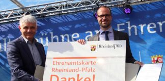 Oberbürgermeister Dr. Bernhard Matheis (links) und Staatsekretär Clemens Hoch, Chef der Staatskanzlei, unterzeichneten die entsprechende Kooperationsvereinbarung zur Einführung der Ehrenamtskarte in Pirmasens. (Foto: Stadtverwaltung Pirmasens/Maximilian Zwick)