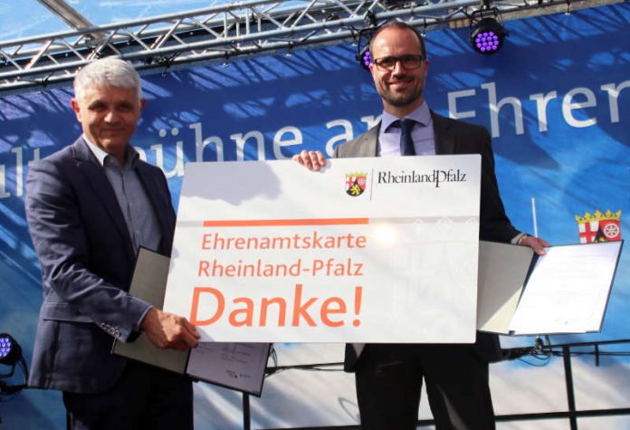 Oberbürgermeister Dr. Bernhard Matheis (links) und Staatsekretär Clemens Hoch, Chef der Staatskanzlei, unterzeichneten die entsprechende Kooperationsvereinbarung zur Einführung der Ehrenamtskarte in Pirmasens. (Foto: Stadtverwaltung Pirmasens/Maximilian Zwick)