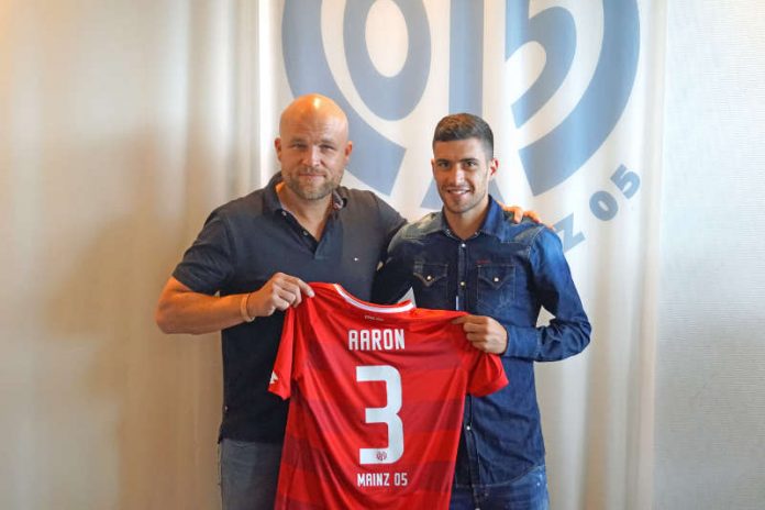 Aarón Martín und 05-Sportvorstand Rouven Schröder (links) (Foto: Mainz 05)