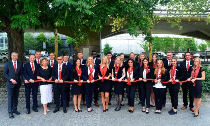 Gut gelaunt starteten die neuen Auszubildenden der Sparkasse Vorderpfalz ins Arbeitsleben. Begrüßt wurden sie von den Vorständen Thomas Traue (l.) und Oliver Kolb (2.v.l.), der Personalratsvorsitzenden Pia Barth (4.v.l), der Leiterin Personalentwicklung und Ausbildung Tatjana Kamrad (r.) sowie Ausbildungsleiter Sven Hein (2.v.r.). (Foto: Sparkasse Vorderpfalz / Manfred Rinderspacher)