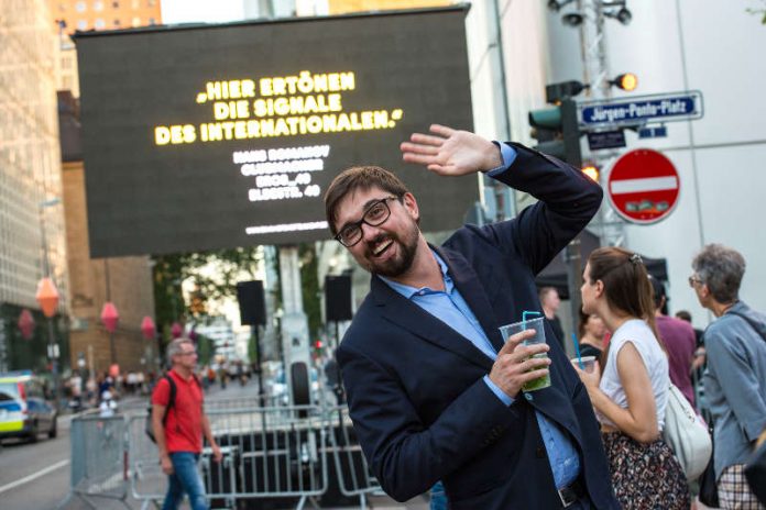 Besucher vor LED-Infoscreen (Foto: Stadt Frankfurt/Heike Lyding)