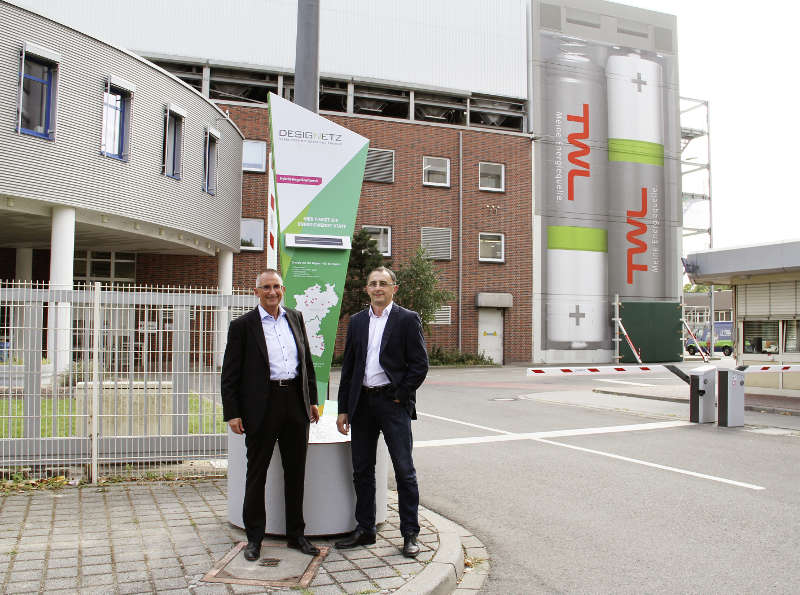 Thomas Mösl (links im Bild), Technischer Vorstand von TWL, und Zoltan Meszaros (rechts im Bild), Bereichsleiter Infrastruktur bei TWL, vor der neuen interaktiven Stele in der Industriestraße (Bildquelle: TWL)