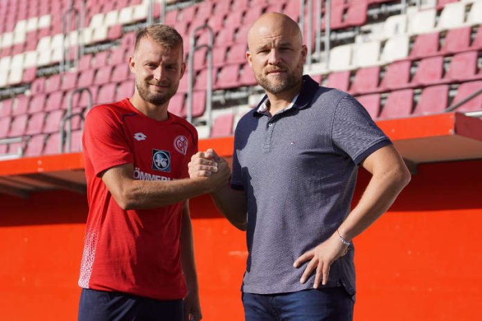 Daniel Brosinski und 05-Sportvorstand Rouven Schröder (Foto: Mainz 05)