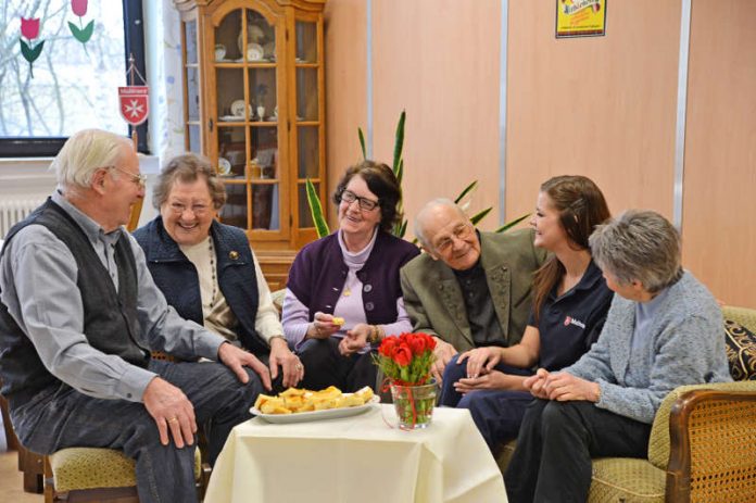 Demenziell veränderte Senioren kommen im Café Malta unter Leute und werden von ehrenamtlichen Maltesern betreut. (Foto: Katharina Eckhardt)