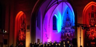 Illuminierte kath. Pfarrkirche Dudenhofen (Foto: Bernd Triloff)