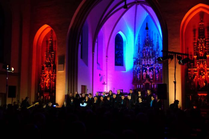Illuminierte kath. Pfarrkirche Dudenhofen (Foto: Bernd Triloff)