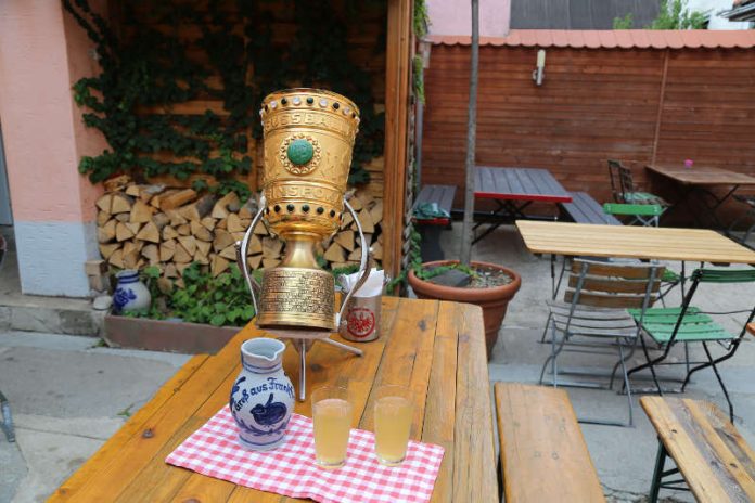 Der DFB-Pokal als Bembel (Foto: Moritz Bäuml)