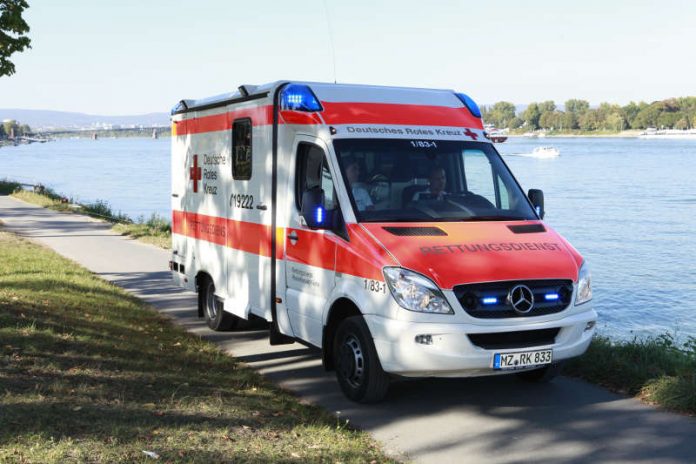 DRK-Rettungswagen am Rhein (Foto: DRK)