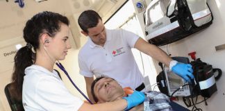DRK-Team mit Patient im Rettungswagen