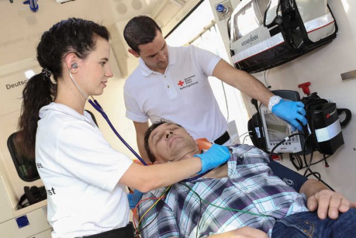 DRK-Team mit Patient im Rettungswagen DRK-Team mit Patient im Rettungswagen