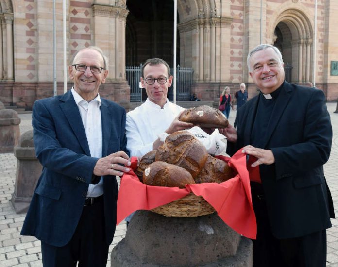 Präsentieren das neue „Dombrot“ vor dem Speyerer Dom: Dr. Gottfried Jung, Vorstandsvorsitzender des Dombauvereins, Peter Görtz, Geschäftsführer der Bäckerei Görtz und Bischof Dr. Karl-Heinz Wiesemann (v.l.n.r.) (Foto: Klaus Landry)