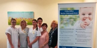 Übergabe an das Team der Gesundheits- und Kinderkrankenpflegerinnen auf der Geburtsstation der Neckar-Odenwald-Kliniken am Standort Mosbach (Foto: Landratsamt Neckar-Odenwald-Kreis)