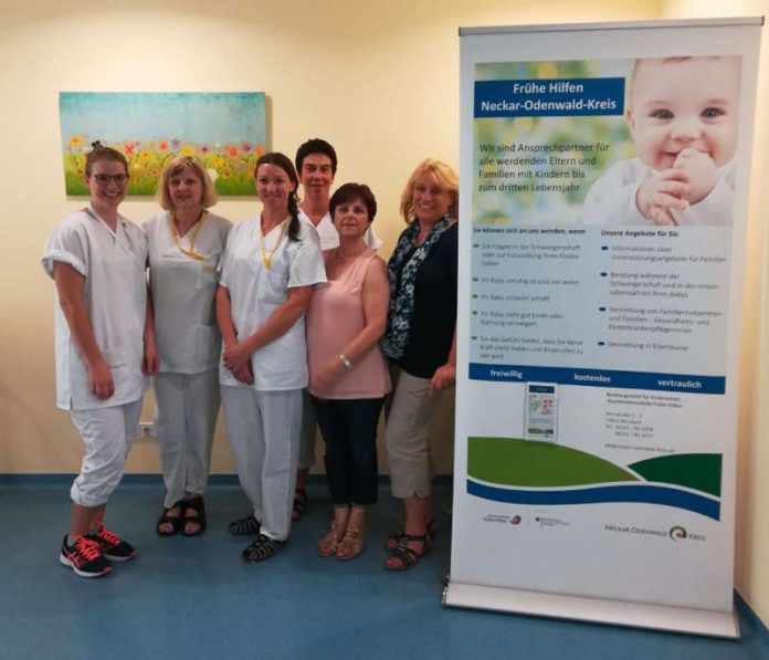 Übergabe an das Team der Gesundheits- und Kinderkrankenpflegerinnen auf der Geburtsstation der Neckar-Odenwald-Kliniken am Standort Mosbach (Foto: Landratsamt Neckar-Odenwald-Kreis)