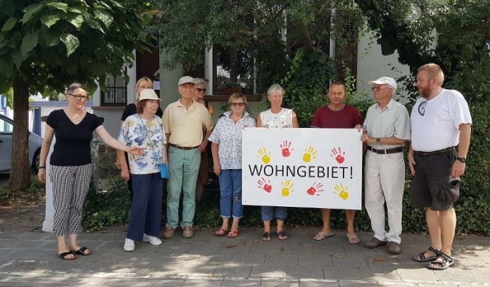 ie Anwohner der Lambsheimer Straße wollen mit Schildern die Autofahrer daran erinnern, dass sie durch ein Wohngebiet fahren. (Foto: Aktionsbündnis)