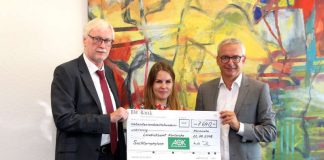 Über den von Geschäftsführer Harald Röcker (Bild links) mitgebrachten Scheck für Projekte in der Suchtprävention freuten sich die Suchtbeauftragte Melanie Anthoni und Landrat Dr. Christoph Schnaudigel (Foto: Landratsamt Karlsruhe)