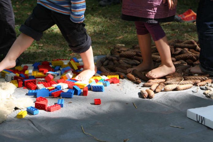 Beim Barfußpfad des Hauses der Familie lassen sich mit den Füßen verschiedene Materialien erspüren (Foto: DKSB)