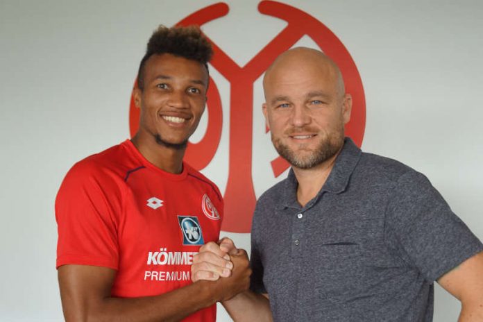 Jean-Philippe Gbamin (links) und 05-Sportvorstand Rouven Schröder (Foto: Mainz 05)