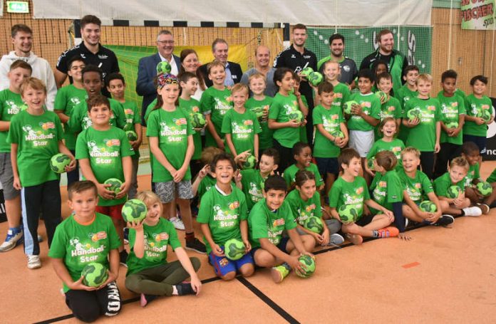 Die Pestalozzi-Schüler mit den Handballprofis (Foto: Stadtverwaltung Worms)