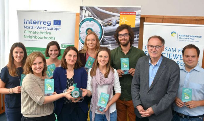 Anfang September startet die vom Netzwerk der Klimaschutzmanager in Rheinhessen-Nahe initiierte Kampagne „Pumpen statt zahlen“, an der sich auch die Stadt Worms beteiligt. Bürgermeister Hans-Joachim Kosubek (2.v.r) lobte die Gemeinschaftsaktion, die am Dienstag im Wormser Rathaus gemeinsam vorgestellt wurde. (Foto: Stadt Worms) Anfang September startet die vom Netzwerk der Klimaschutzmanager in Rheinhessen-Nahe initiierte Kampagne „Pumpen statt zahlen“, an der sich auch die Stadt Worms beteiligt. Bürgermeister Hans-Joachim Kosubek (2.v.r) lobte die Gemeinschaftsaktion, die am Dienstag im Wormser Rathaus gemeinsam vorgestellt wurde. (Foto: Stadt Worms)