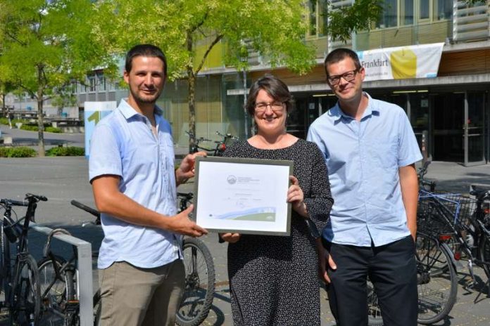 Paul Fremer, Stv. Landesvorsitzender des ADFC, verleiht Prof. Dr.-Ing. Petra K. Schäfer, Leiterin der Fachgruppe Neue Mobilität, und Dr. Christoph Rosenbusch, Abteilungsleiter Qualitätsmanagement – Entwicklung – Planung, das Zertifikat „Fahrradfreundlicher Arbeitgeber“ für die Frankfurt UAS. (Foto: Benedikt Bieber/Frankfurt UAS)