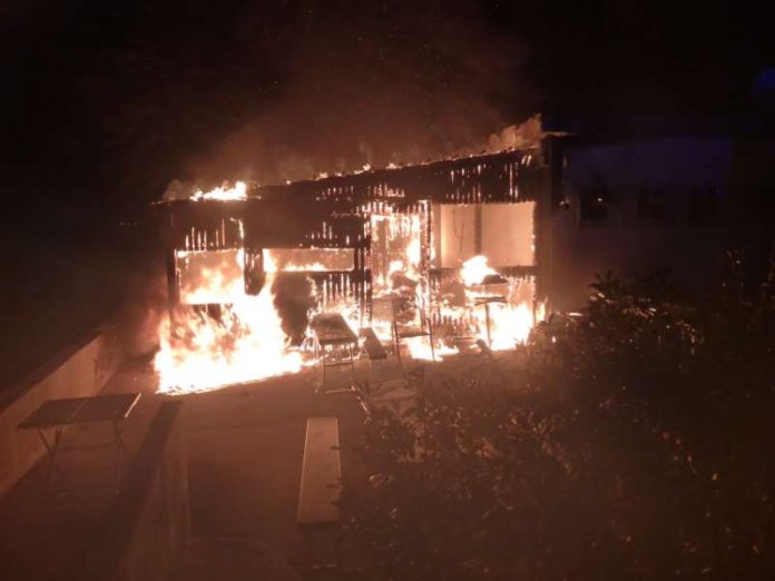 Holzanbau in Vollbrand (Foto: Christoph Berghäuser/Feuerwehr Mainz)