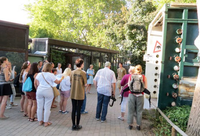 Frederik Linti bei der Vorstellung des  GPS-Forschungsprojekts am Transportcontainer.  (Foto: Zoo Heidelberg)