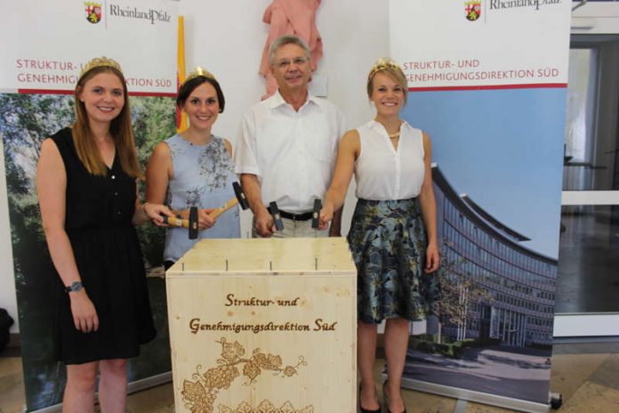 Rheinhessische Weinkönigin Lea Kopp, Pfälzische Weinkönigin Inga Storck, SGD-Präsident Hans-Jürgen Seimetz, Deutsche Weinkönigin Katharina Staab (Foto: SGD Süd)