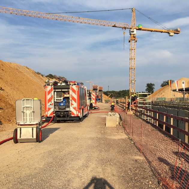 Artikel: Feuer auf der Baustelle vom S-Bahntunnel am Flughafen verursacht starke Rauchentwicklung und einen größeren Sachschaden - Foto: Feuerwehr Frankfurt Artikel: Feuer auf der Baustelle vom S-Bahntunnel am Flughafen verursacht starke Rauchentwicklung und einen größeren Sachschaden - Foto: Feuerwehr Frankfurt