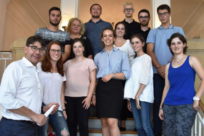 Willkommen an Bord: Oberbürgermeister Thomas Hirsch begrüßte sieben junge Frauen und sechs junge Männer, die zum 1. August ihren Dienst bei der Stadt Landau aufgenommen haben. (Foto: Stadt Landau in der Pfalz)