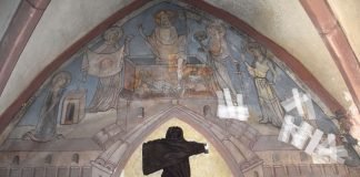 Eine der mittelalterlichen Wandmalereien in der Taufkapelle der Landauer Stiftskirche zeigt die Wiederauferstehung Christi. (Foto: Stadt Landau in der Pfalz)
