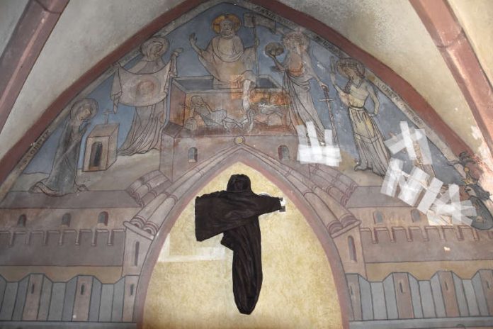 Eine der mittelalterlichen Wandmalereien in der Taufkapelle der Landauer Stiftskirche zeigt die Wiederauferstehung Christi. (Foto: Stadt Landau in der Pfalz)