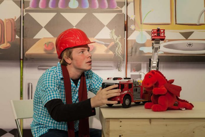 Steffen Recks als Titelheld “Marco” im Brandschutz-Theaterstück „Marco und das Feuer“. (Foto: Dr. Mario Hauser)